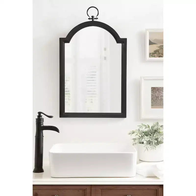 Specchio da parete Ohara Arch nero, 45,7x76,2 cm: Stile tradizionale, parte superiore arrotondata, montaggio a parete