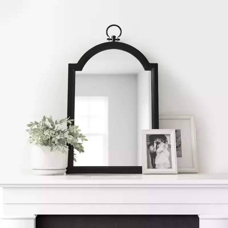 Specchio da parete Ohara Arch nero, 45,7x76,2 cm: Stile tradizionale, parte superiore arrotondata, montaggio a parete