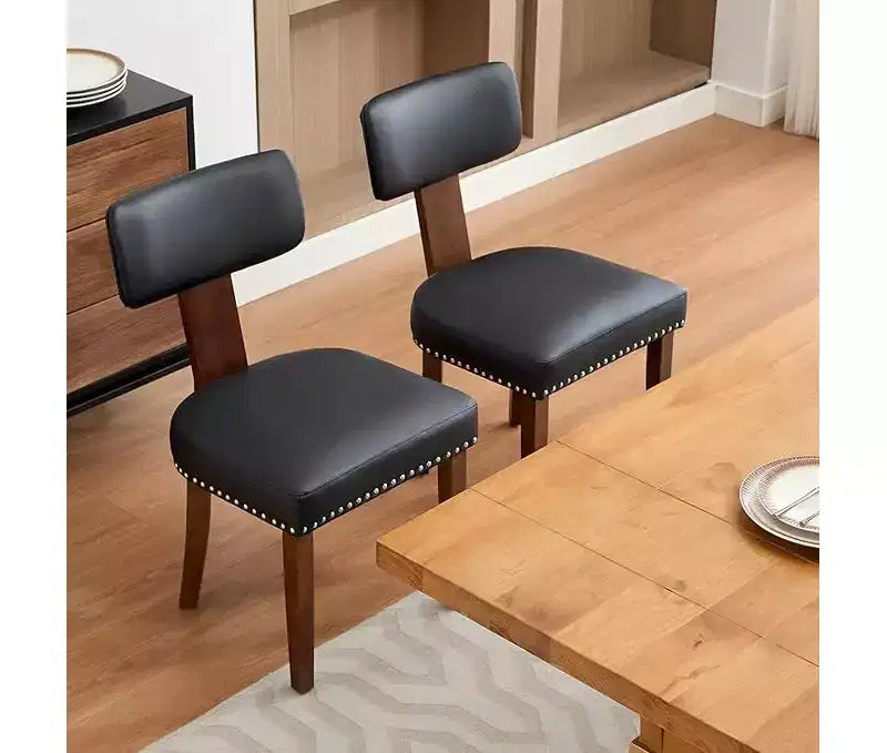 Sedie da Cucina Moderne in Pelle con Schienale Curvo, Telaio in Legno Massello, Gambe in Legno e Decorazione con Borchie