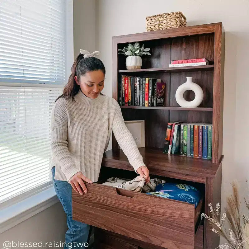 Madia-credenza indipendente Ellery con ripiani aperti, noce