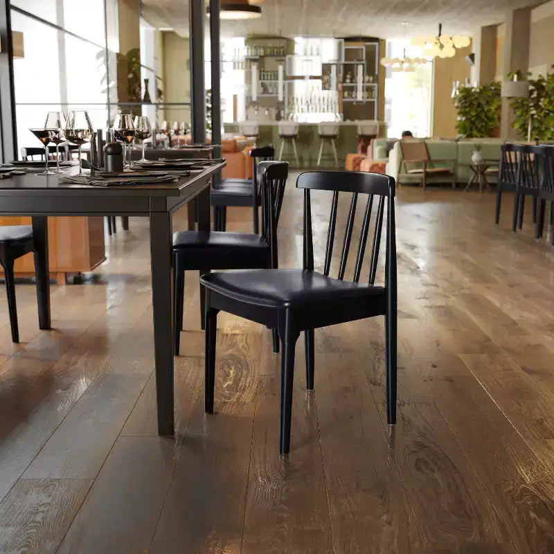 Sedia da pranzo Chester in legno massello di grado commerciale con schienale a doghe e sedile in vinile