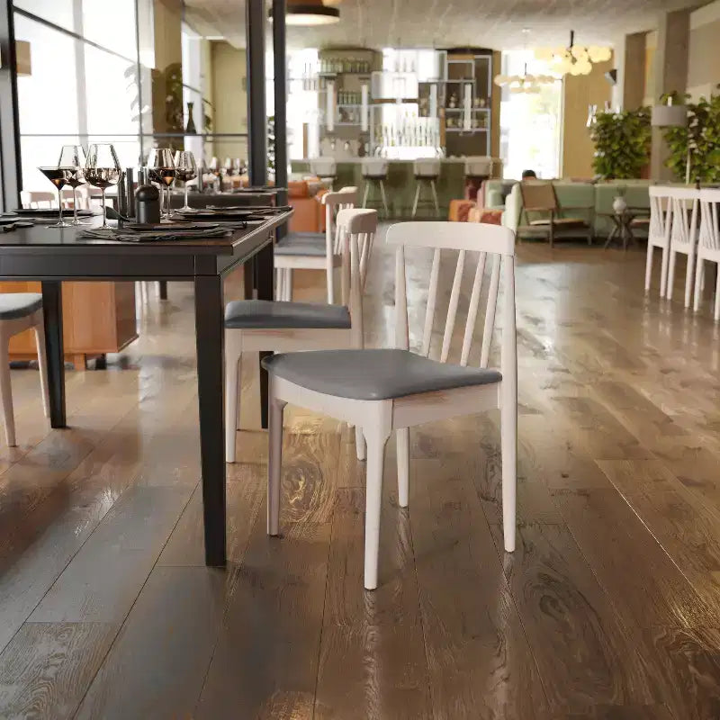 Sedia da pranzo Chester in legno massello di grado commerciale con schienale a doghe e sedile in vinile